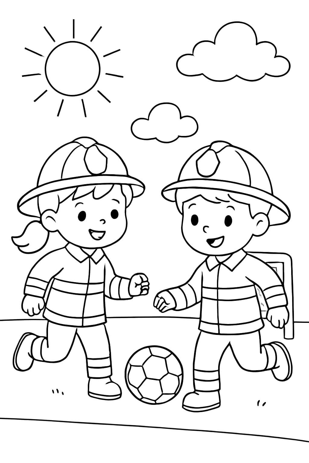 Une fille et un garçon jouent au football sur le terrain de football. Ils portent des uniformes de pompier. Dans le ciel, il y a du soleil et des nuages.