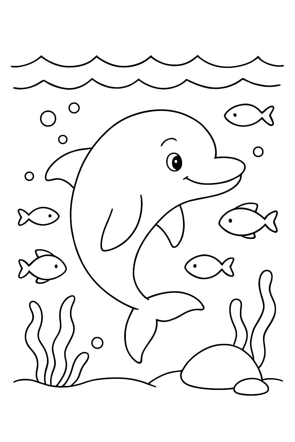 Ein Delfin schwimmt unter der Oberfläche, umgeben von Fischen